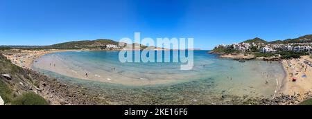 Panoramablick auf cala Tirant an einem Sommertag mit Touristen Baden im mittelmeer, Fornellls Strände, Menorca, Balearen, Spanien Stockfoto
