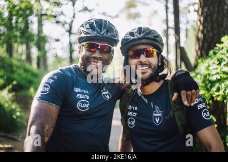 Lächelnder Radler mit Brille und Helm Stockfoto