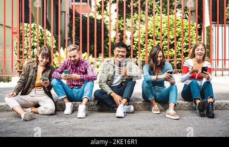 Urban trendy people Group mit Smartphone an der Universität College Straßen - Milenial genz Freunde Leben süchtig nach Handy - Technologie Konz Stockfoto