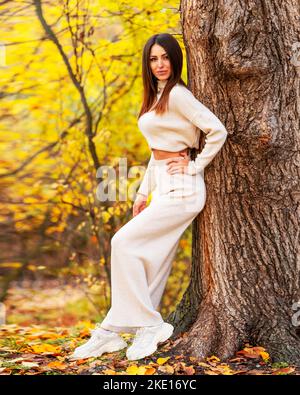 Mädchen, die im Herbst im Wald spazieren gehen Stockfoto