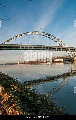 Blick auf die Fremont Bridge über den Willamette River in Portland, Oregon. Stockfoto