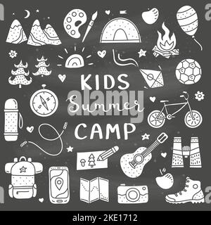 Poster-Vorlage mit niedlichen Doodle Kids Camp, Outdoor-Icons und Schriftzug isoliert auf der Tafel. Stock Vektor