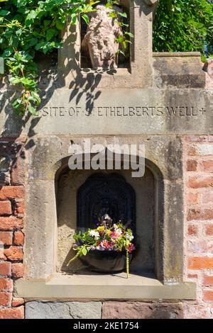 Hereford Wall Nische mit dem Standort von St. Ethelberts Well oder dem Holy Well oder Sacred Well Castle Green Hereford Herefordshire England GB Europa Stockfoto