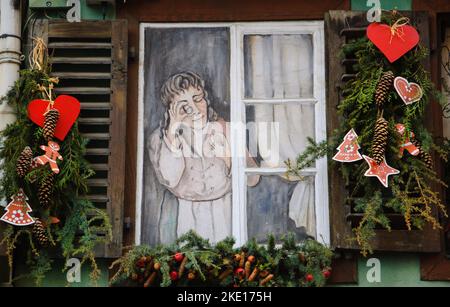 SELESTAT, FRANKREICH - 20. DEZEMBER 2015: Weihnachtliche Dekoration der Häuser in Selestat. Selestat mit seinen schönen bemalten Häusern liegt im Elsass. Stockfoto