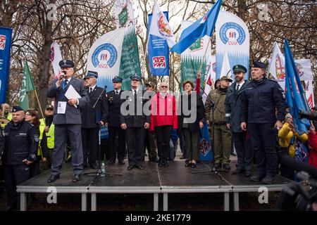 Warschau, Polen. 09.. November 2022. Vertreter polnischer uniformierte Dienste sprechen während der Proteste in Warschau auf der Bühne. Tausende von Mitarbeitern polnischer uniformierter Dienste protestierten vor dem Büro des Premierministers in Warschau. Vertreter uniformierte Dienste wie Polizei, Feuerwehr, Grenzschutz oder Gefängnisdienst fordern 20% Lohnerhöhungen für sich und die Zivilarbeiter. Kredit: SOPA Images Limited/Alamy Live Nachrichten Stockfoto