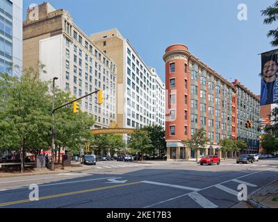 Huron Square (weißes Gebäude links) und die Osborne Apartments aus rotem Backstein werden gemeinsam vermarktet. Stockfoto