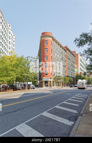 Huron Square und die Osborne Apartments aus rotem Backstein werden gemeinsam vermarktet. Stockfoto