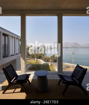 Innenbalkon. Lake House, Udaipur, Indien. Architekt: Matra Architects , 2020. Stockfoto