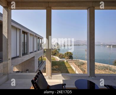 Innenbalkon. Lake House, Udaipur, Indien. Architekt: Matra Architects , 2020. Stockfoto