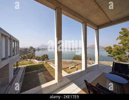 Innenbalkon. Lake House, Udaipur, Indien. Architekt: Matra Architects , 2020. Stockfoto