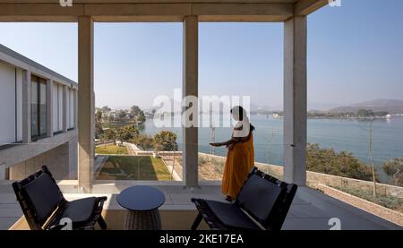 Innenbalkon. Lake House, Udaipur, Indien. Architekt: Matra Architects , 2020. Stockfoto