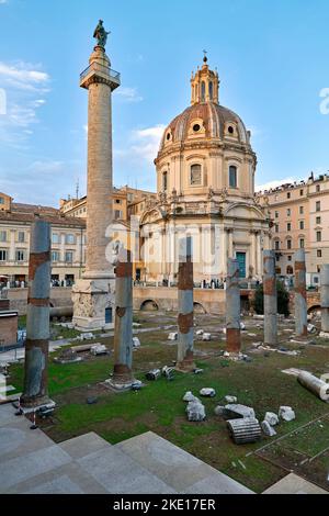 Rom Latium Italien. Trajans Säule und die Kirche Santa Maria di Loreto im Trajans Forum Stockfoto
