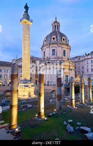 Rom Latium Italien. Trajans Säule und die Kirche Santa Maria di Loreto im Trajans Forum Stockfoto