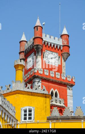 Palacio da Pena (Pena-Palast), Nationaldenkmal in Sintra, Portugal. Uhrenturm Stockfoto