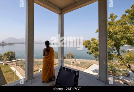 Innenbalkon. Lake House, Udaipur, Indien. Architekt: Matra Architects , 2020. Stockfoto