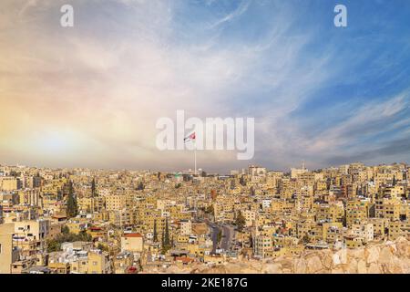 Jordan-Flagge in Amman, Panoramablick auf den wolkigen Himmelshintergrund Stockfoto