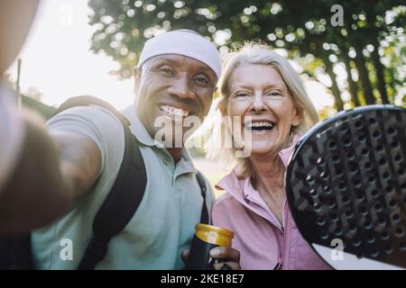 Glücklicher reifer Mann, der Selfie mit einer älteren Frau macht Stockfoto