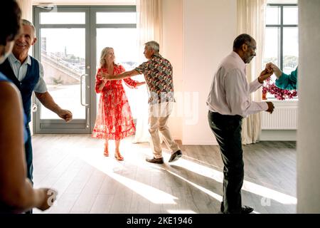 Mehrrassische ältere Paare üben im Unterricht Tanz Stockfoto