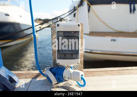 Steckdose am Pier. Ladestation für Boote in Marina. Steckdosen zum Laden von Schiffen im Hafen. Stockfoto