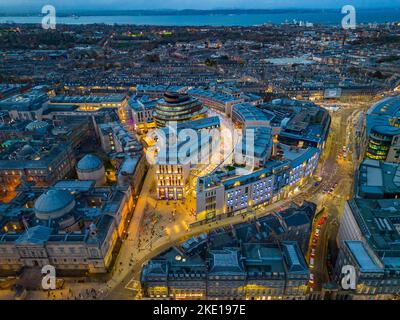 Luftaufnahme von der Drohne in der Dämmerung des neuen St James Quarter Shopping und Wohnsiedlung und der Skyline von Edinburgh, Schottland, Großbritannien Stockfoto