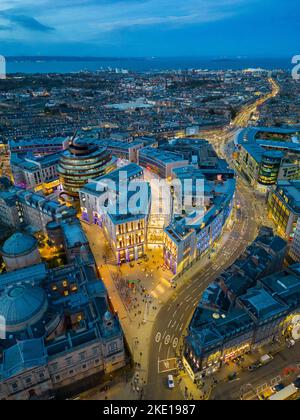 Luftaufnahme von der Drohne in der Dämmerung des neuen St James Quarter Shopping und Wohnsiedlung und der Skyline von Edinburgh, Schottland, Großbritannien Stockfoto