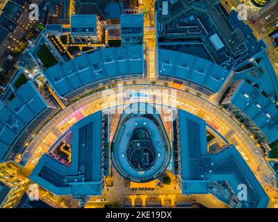 Luftaufnahme von der Drohne in der Dämmerung des neuen St James Quarter Shopping und Wohnsiedlung in Edinburgh, Schottland, Großbritannien Stockfoto