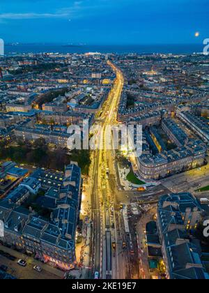 Luftaufnahme von der Drohne in der Dämmerung der Skyline von Edinburgh mit Blick auf den Leith Walk, Edinburgh, Schottland, Großbritannien Stockfoto