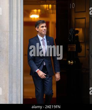 London, England, Großbritannien. 9.. November 2022. Der britische Premierminister RISHI SUNAK begrüßt den NATO-Generalsekretär Jens Stoltenberg in der Downing Street 10. (Bild: © Tayfun Salci/ZUMA Press Wire) Stockfoto