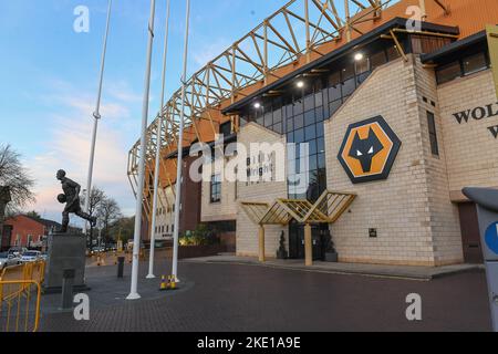 Gesamtansicht des Molineux Stadions, Heimstadion der Wolverhampton Wanderers F.C., Statue von Billy Wright, während des Carabao Cup-Spiels Wolverhampton Wanderers gegen Leeds United in Molineux, Wolverhampton, Großbritannien, 9.. November 2022 (Foto by Mike Jones/News Images) Stockfoto