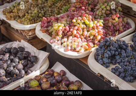 Stand mit Trauben und Feigen auf dem Markt. Herbstliche Früchte Stockfoto