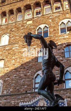 FLORENZ, ITALIEN - 12. SEPTEMBER 2018: Dies ist ein Fragment der Statue des Perseus (Benvenuto Cellini) im Palazzo Vecchio auf der Piazza Signoria. Stockfoto