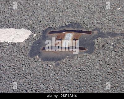 Reflektor in der Mitte der Straße irgendwo auf der Dingle-Halbinsel in Irland Stockfoto