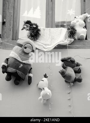 SELESTAT, FRANKREICH - 20. DEZEMBER 2015: Minion Stuart, Stitch und andere lustige Animationsfiguren als Teil der Weihnachtsdekoration in Selestat. Stockfoto