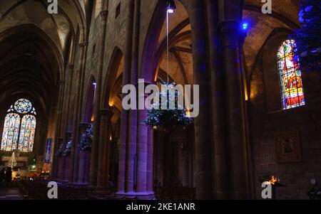 SELESTAT, FRANKREICH - 20. DEZEMBER 2015: Hängende geschmückte Weihnachtsbäume in der St. George's Church. Stockfoto