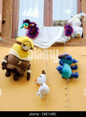 SELESTAT, FRANKREICH - 20. DEZEMBER 2015: Minion Stuart, Stitch und andere lustige Animationsfiguren als Teil der Weihnachtsdekoration in Selestat. Stockfoto