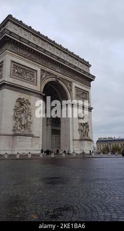 Eine vertikale Aufnahme des Triumphbogens in der Stadt Paris, Frankreich Stockfoto