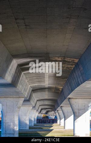 Massive Betonbrücken über einem Arm des Fraser River in Richmond British Columbia, Kanada Stockfoto