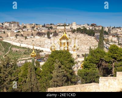 Stadtbild von Jerusalem mit der vergoldeten Zwiebeltürme der Kirche der Maria Magdalena im Vordergrund. Stockfoto