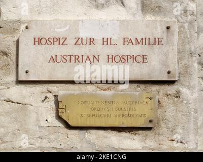 Schild für das österreichische Hospiz der Heiligen Familie auf der Via Dolorosa in Jerusalem. (Keine Eigentumsfreigabe erforderlich, Bild wurde aus einem öffentlichen Zeitraum aufgenommen Stockfoto