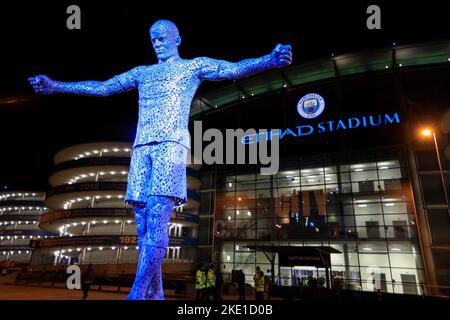 Manchester, Großbritannien. 09.. November 2022. Die Statue der Vincent Company vor dem Etihad vor dem Carabao Cup Third Round Spiel Manchester City gegen Chelsea im Etihad Stadium, Manchester, Großbritannien, 9.. November 2022 (Foto von Conor Molloy/News Images) in Manchester, Großbritannien am 11/9/2022. (Foto von Conor Molloy/News Images/Sipa USA) Quelle: SIPA USA/Alamy Live News Stockfoto