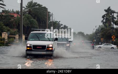 Palm Beach, Usa. 09.. November 2022. Tropensturm Nicole nähert sich der Hurrastärke, da Fahrzeuge durch Straßen fahren, die in der Gegend von Palm Beach überflutet werden.Hurrakbedingungen werden für die Ostküste Floridas erwartet, da Tropensturm Nicole am Mittwoch, den 9. November 2022, an der Küste von Palm Beach, Florida, Kraft sammelt. Foto von Gary i Rothstein/UPI Credit: UPI/Alamy Live News Stockfoto