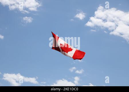 Kanadische Flagge fliegt am blauen Himmel, Kanada Stockfoto