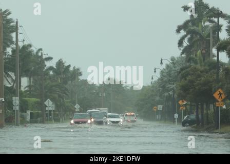 Palm Beach, Usa. 09.. November 2022. Tropensturm Nicole nähert sich der Hurrastärke, da Fahrzeuge durch Straßen fahren, die in der Gegend von Palm Beach überflutet werden.Hurrakbedingungen werden für die Ostküste Floridas erwartet, da Tropensturm Nicole am Mittwoch, den 9. November 2022, an der Küste von Palm Beach, Florida, Kraft sammelt. Foto von Gary i Rothstein/UPI Credit: UPI/Alamy Live News Stockfoto