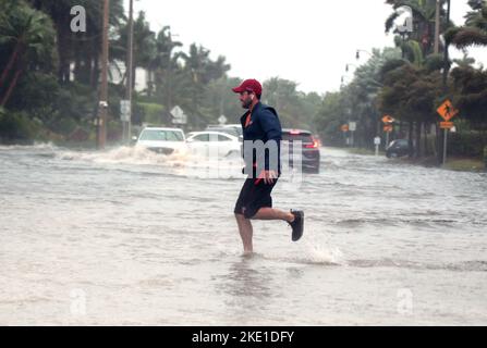 Palm Beach, Usa. 09.. November 2022. Tropensturm Nicole nähert sich der Hurrikanstärke, während ein Mann durch die überfluteten Straßen in der Gegend von Palm Beach joggt.Hurrikanbedingungen werden für die Ostküste von Florida erwartet, während Tropensturm Nicole an der damaligen Küste von Palm Beach, Florida, am Mittwoch, den 9. November 2022, Kraft sammelt. Foto von Gary i Rothstein/UPI Credit: UPI/Alamy Live News Stockfoto