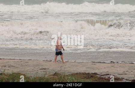 Palm Beach, Usa. 09.. November 2022. Tropischer Sturm Nicole nähert sich der Hurikorstärke, als ein Besucher von Florida am frühen Morgen am Strand spazieren geht. Hurrikan-Bedingungen werden für die Ostküste Floridas erwartet, da der Tropensturm Nicole an der Küste von Palm Beach, Florida, am Mittwoch, den 9. November 2022, Kraft sammelt. Foto von Gary i Rothstein/UPI Credit: UPI/Alamy Live News Stockfoto