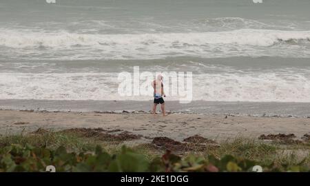 Palm Beach, Usa. 09.. November 2022. Tropischer Sturm Nicole nähert sich der Hurikorstärke, als ein Besucher von Florida am frühen Morgen am Strand spazieren geht. Hurrikan-Bedingungen werden für die Ostküste Floridas erwartet, da der Tropensturm Nicole an der Küste von Palm Beach, Florida, am Mittwoch, den 9. November 2022, Kraft sammelt. Foto von Gary i Rothstein/UPI Credit: UPI/Alamy Live News Stockfoto