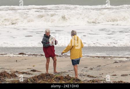 Palm Beach, Usa. 09.. November 2022. Der Tropensturm Nicole nähert sich der Stärke des Hurrakens als Harold (L) und Bonnie Cohen aus Florida, New York Walk the Beach Sammeln von Korallenblöcken, die durch die Wellen von Nicole auf den Strand geschoben werden.Hurrakbedingungen werden für die Ostküste von Florida erwartet, als Tropensturm Nicole an der Küste von Palm Beach, Florida, am Mittwoch, den 9. November 2022 Kraft sammelt. Foto von Gary i Rothstein/UPI Credit: UPI/Alamy Live News Stockfoto