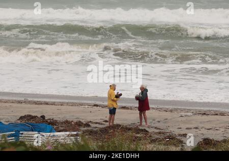 Palm Beach, Usa. 09.. November 2022. Der Tropensturm Nicole nähert sich der Stärke des Hurrakens als Harold (L) und Bonnie Cohen aus Florida, New York Walk the Beach Sammeln von Korallenblöcken, die durch die Wellen von Nicole auf den Strand geschoben werden.Hurrakbedingungen werden für die Ostküste von Florida erwartet, als Tropensturm Nicole an der Küste von Palm Beach, Florida, am Mittwoch, den 9. November 2022 Kraft sammelt. Foto von Gary i Rothstein/UPI Credit: UPI/Alamy Live News Stockfoto