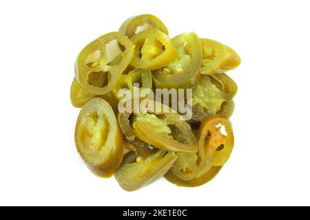 Haufen eingelegter und in Scheiben geschnittener Jalapeno-Paprika auf weißem Hintergrund isoliert Stockfoto