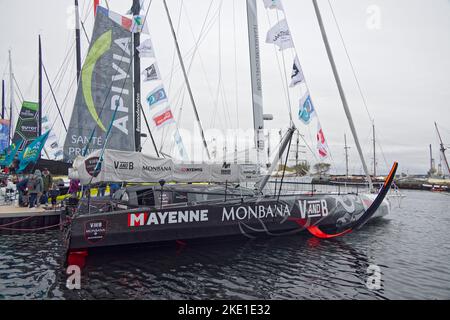 Saint-Malo, Frankreich. 5.. November 2022. Die Imoca V und B – Monbana – Mayenne, die von Maxime Sorel auf den Start der Route du Rhum warten. Stockfoto